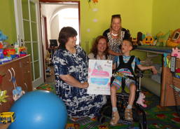 Skalička - předávání finančního daru