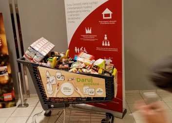 Dárci podpořili Charitu Hranice zakoupením potravin