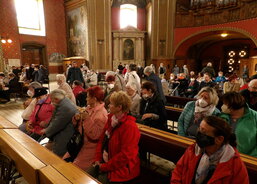 poutníci při mši svaté