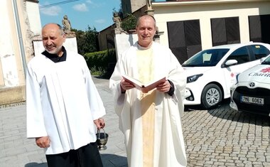 žehnání nových aut