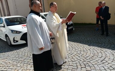 žehnání charitních aut