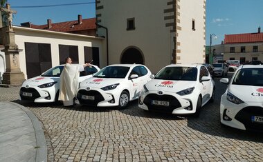 žehnání nových charitních aut
