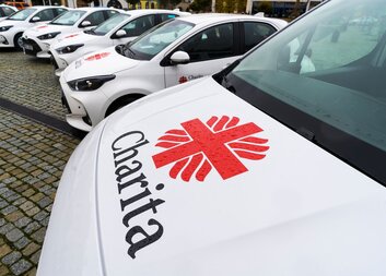Slavnostní žehnání novým charitním automobilům
